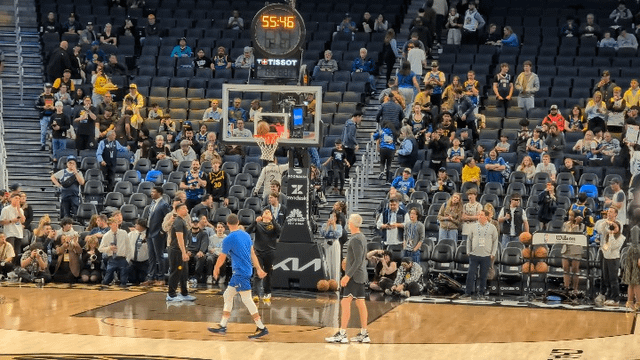 九游体育官网-勇士球迷蹲守82场，终于拍到库里热身&amp;quot;作弊码&amp;quot;